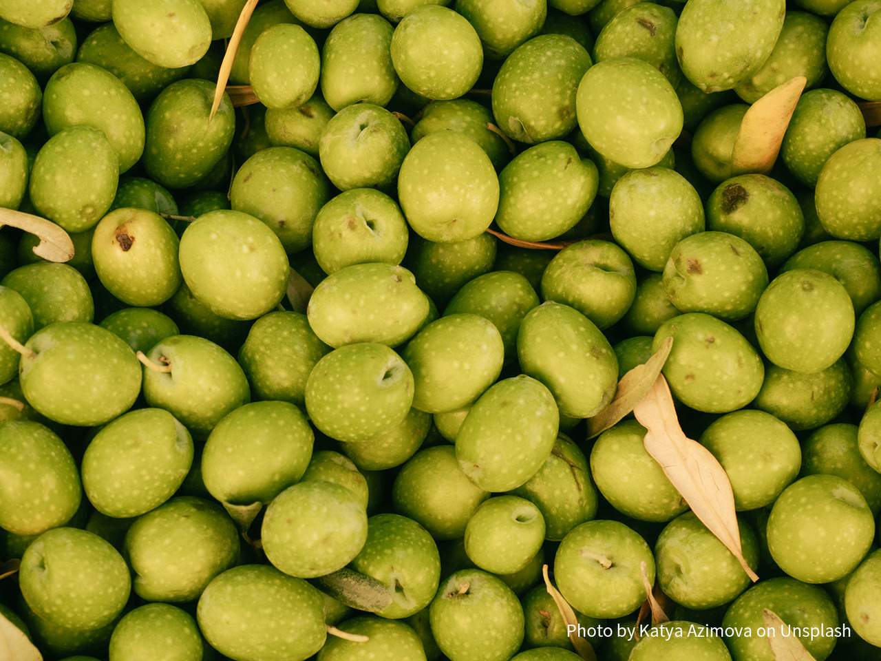 在義大利,傳統作法是在橄欖油壓榨完成後,常會直接裝罐或僅經短時間靜置,這就是最原始的無過濾橄欖油。保留最接近現場榨油的狀態,風味更直接、奔放,常被形容為「液態果汁」。