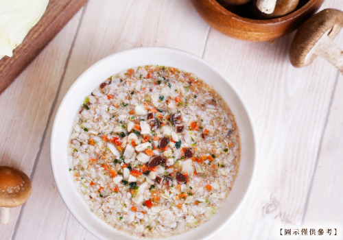 一碗以水沖泡完成高纖的香菇蔬菜燕麥粥，內含香菇、高麗菜、菠菜、胡蘿蔔、亞麻仁、燕麥。