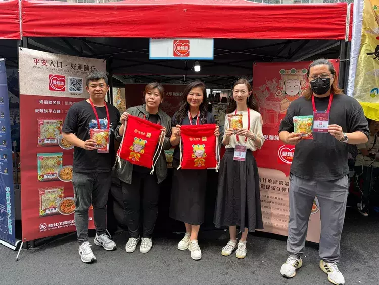 愛麵族大甲鎮瀾宮文創市集攤位,展售聯名款平安祈福拌麵及媽祖IP包裝