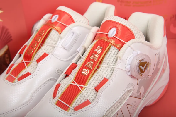 仟翔體育-【VICTOR】{2026馬到成功新年系列} 轉轉羽球鞋A396CNY LD