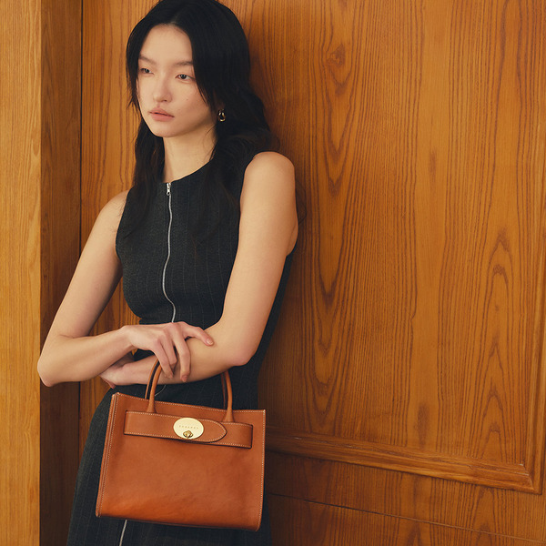 美濃 太白手 草花紋 盃 無庇完品 A finely carved white jade 'magnolia'