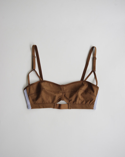 bra065 in wood x sky