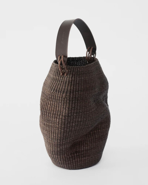 N.40 pot froissé asymmetrical bucket bag - brown straw/brown leather