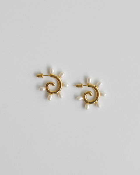 spiral sun pearl mini earrings in gold