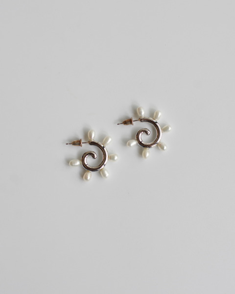 spiral sun pearl mini earrings in silver