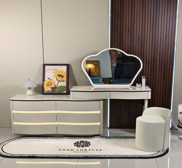 奶油風化妝桌