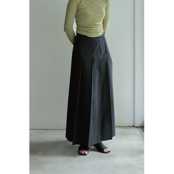 AURALEE - Super Fulling Twill Pleated Skirt in Charcoal