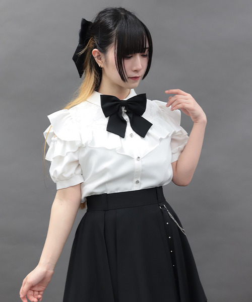 NIBBLE POISON-吊飾蝴蝶結露肩短袖上衣