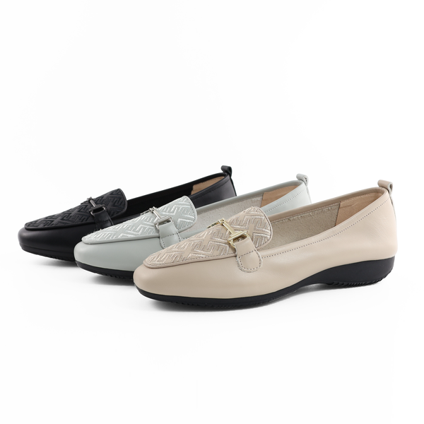 柔軟牛皮質感刺繡馬銜扣軟Q樂福休閒鞋(藕粉)(黑)(灰藍)125765