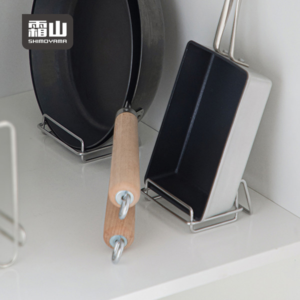 【日本霜山】304不鏽鋼桌上型立式平底鍋/玉子燒鍋收納架