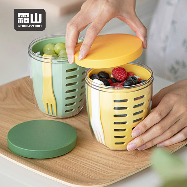 【日本霜山】雙層瀝水密封保鮮杯/水果沙拉杯(附叉子)-600ml-多色可選