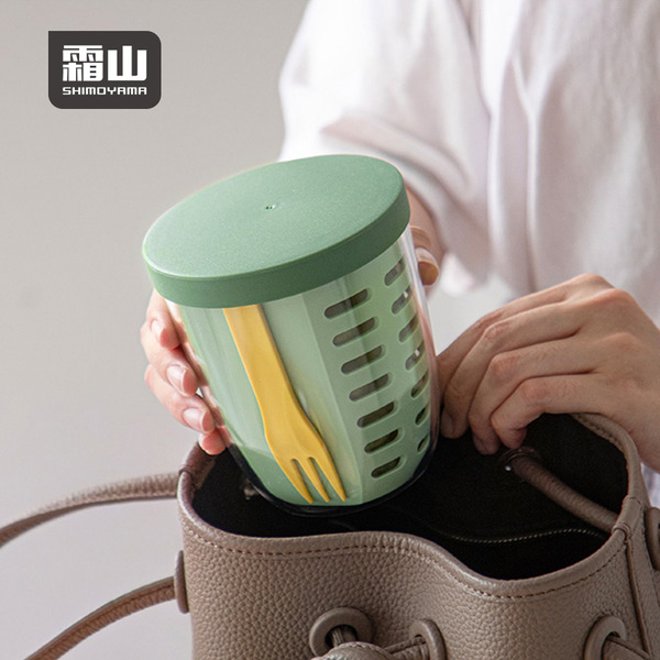 【日本霜山】雙層瀝水密封保鮮杯/水果沙拉杯(附叉子)-600ml-多色可選