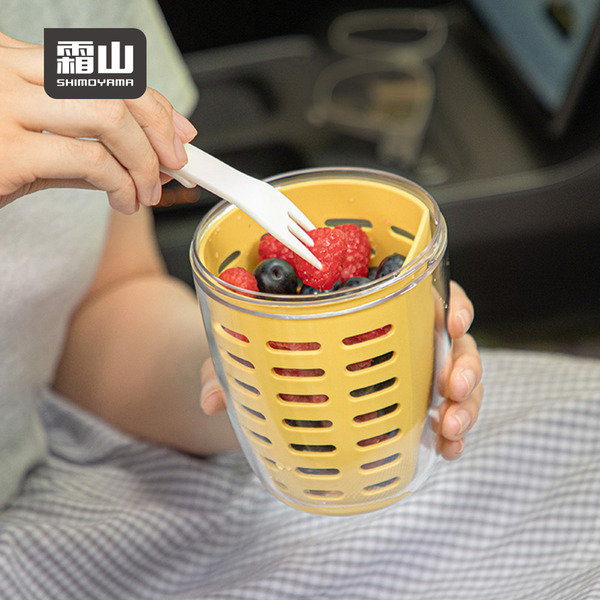 【日本霜山】雙層瀝水密封保鮮杯/水果沙拉杯(附叉子)-600ml-多色可選