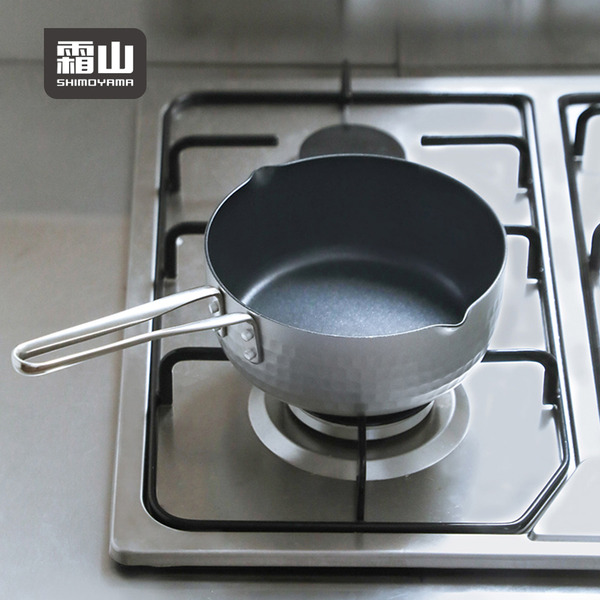 【日本霜山】鋁製槌目紋不沾雪平鍋(附耐熱玻璃蓋)-18cm