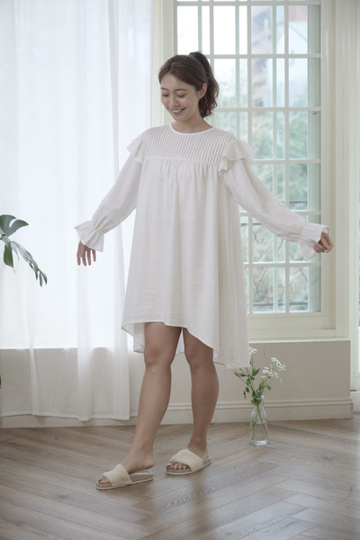 前短後長設計款白洋裝