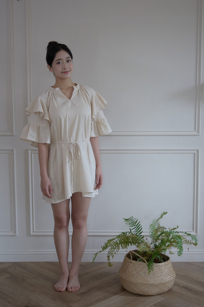 公主袖奶油色短洋裝