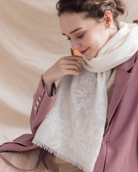 Selina優雅輕柔訂珠蕾絲刺繡純羊絨Cashmere圍巾