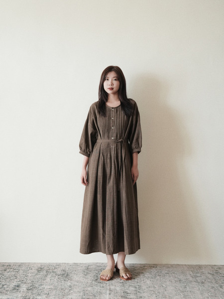 Handwoven Foldlight Dress 手織布壓折洋裝 黑檀木籽染