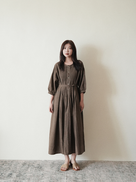Handwoven Foldlight Dress 手織布壓折洋裝 黑檀木籽染