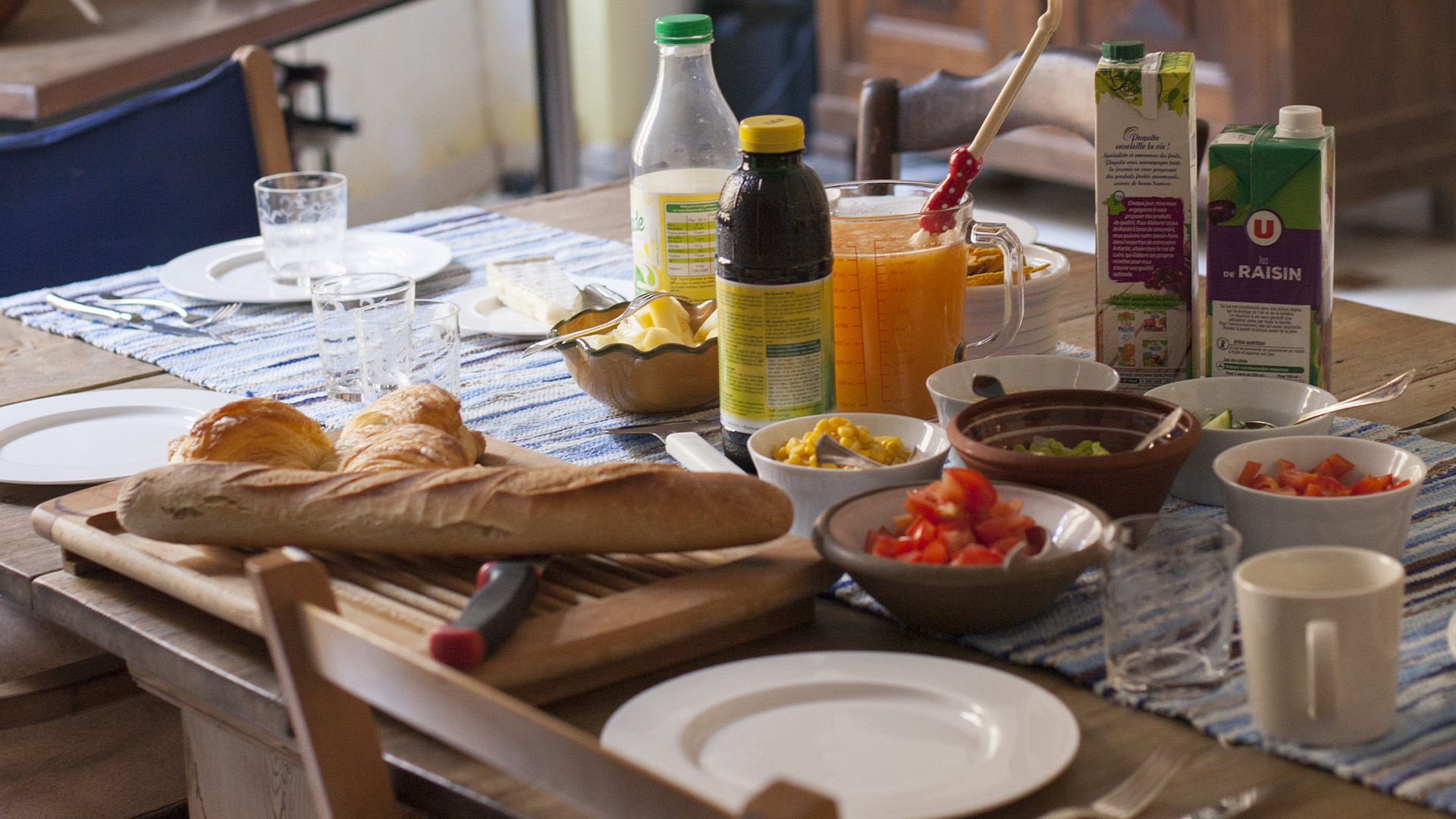 日常飲食場景 餐桌外食與多樣食物選擇