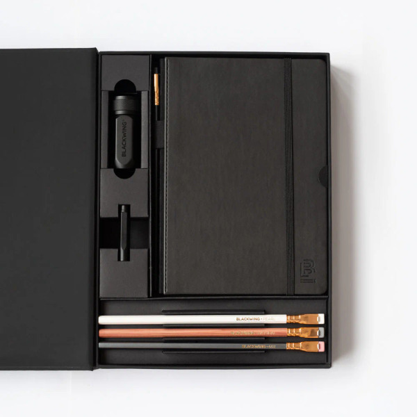 Blackwing Slate Notebook 與四款經典鉛筆展示