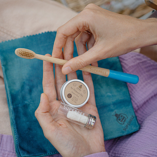 SuperBee Dentos 口腔清潔旅行組 Indigo 款：含竹牙刷、牙膏錠、牙線與防水蜂蠟袋、無液體登機安檢免煩惱、差旅運動必備減塑清潔套裝