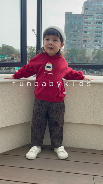 紅色大鼻狗連帽帽T