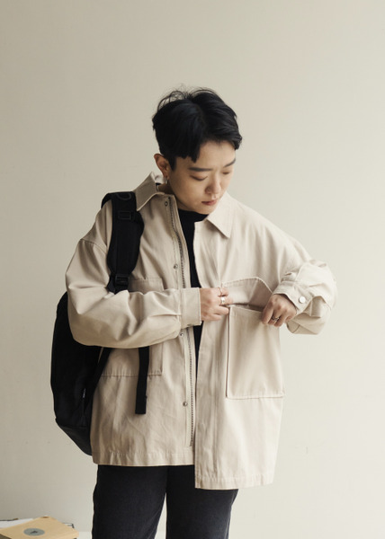 大方口袋設計。淺米色棉織夾克