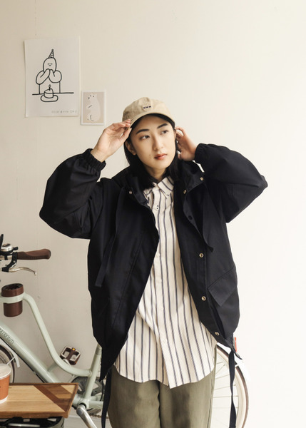 下擺縮口設計。廓形連帽外套 / 2色