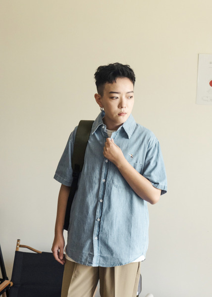 夏日感刺繡。淺藍丹寧短袖襯衫