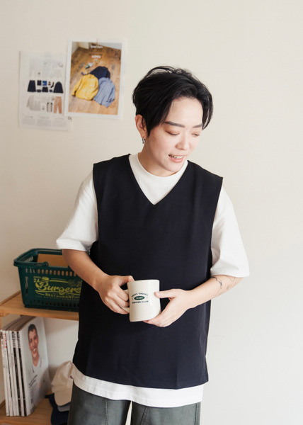 小西服。外搭素面背心