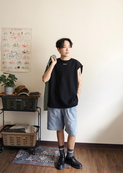 胸前刺繡字母。重磅材質寬肩背心 / 3色