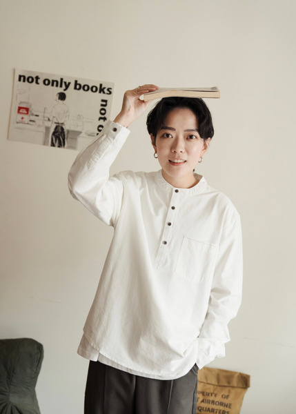 領口縫線設計。立領長袖套衫/ 2色