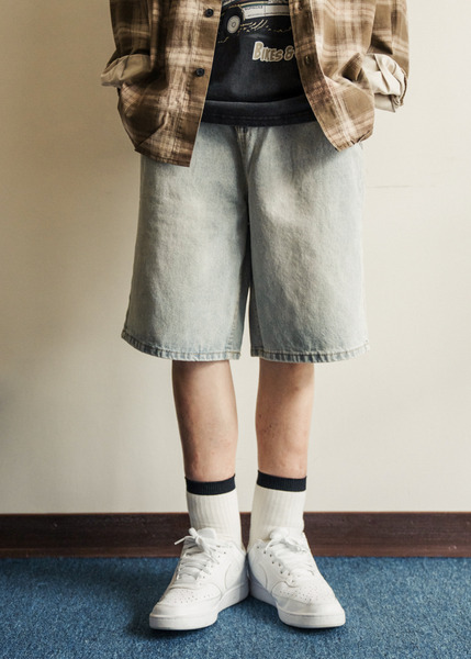 修身版型。洗舊淺藍五分丹寧褲