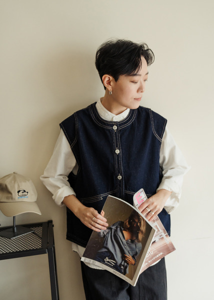 輪廓車線設計。小版丹寧背心 / 2色