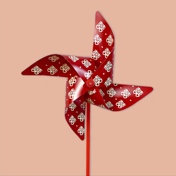 手拿拍攝道具 (囍字小風車) 拍攝小物