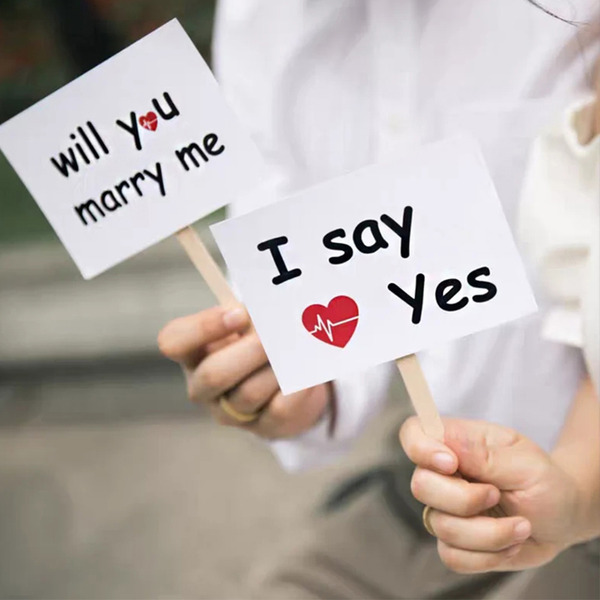 手拿小卡拍攝道具