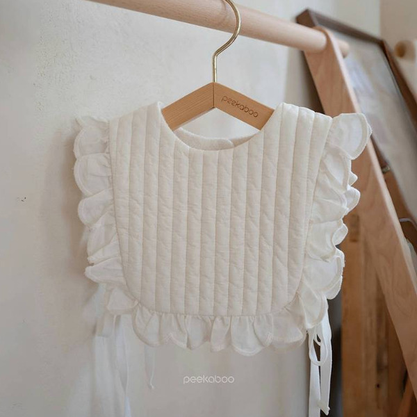 Peekaboo奶油褶邊絎縫圍兜