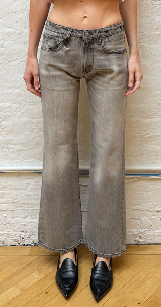 R13｜中腰短版微喇叭牛仔褲