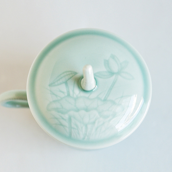 青磁盃台　2個　MA310 青瓷-雕花杯/蓋付マグカップ-蓮の池安達窯Anta Pottery