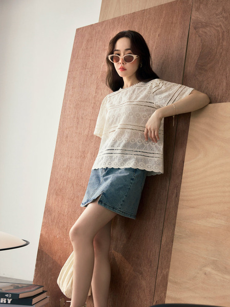 Lace-Embroidered Cropped Cotton Top