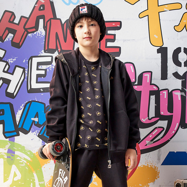 FILA KIDS #幻遊世界 滿版LOGO短袖上衣-黑色 1TEY-4429-BK