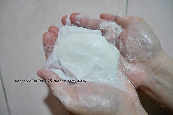 歐馥斯很貼心的附了有質感的皂網，只要將沐浴皂打溼後放在皂網裏面輕搓擠下，即可搓出綿密又細緻的泡沫！