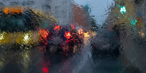 充滿油膜的汽車前擋風玻璃，是造成行車視線不佳的原因