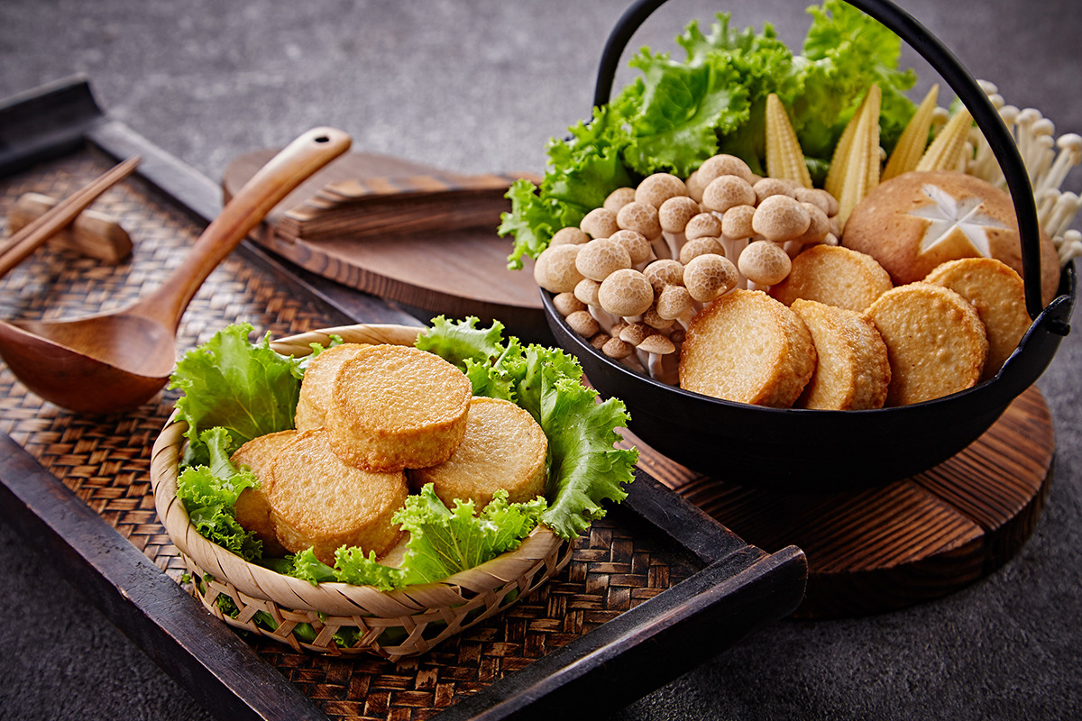 嚴選新鮮魚漿精心製作的【圓板魚豆腐】，口感Q彈細緻，完美鎖住海洋的鮮美滋味。