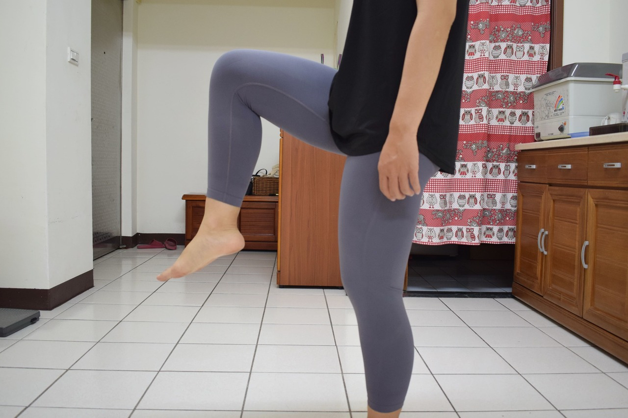 美敷肌能褲運用織紋編織結構技法，在運動時漸進加壓穩定肌肉，減少不必要的肌肉震動，提升保護力
