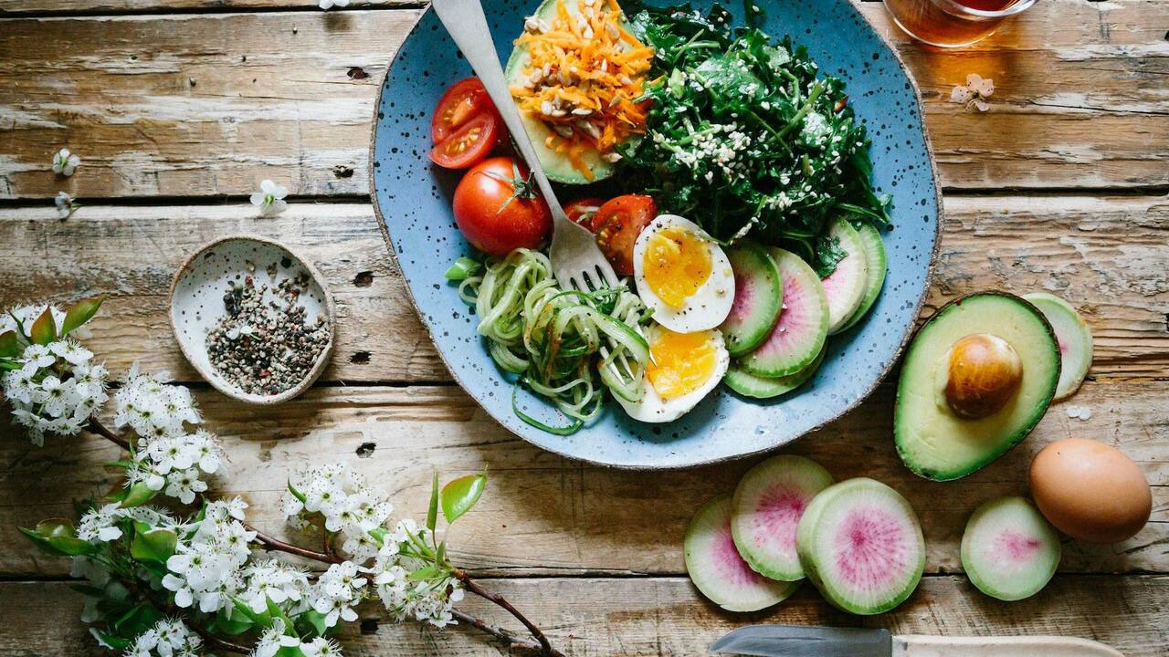 吃太多的隔天應減少飲食份量，並補充蔬菜、蛋白質、Omega-3