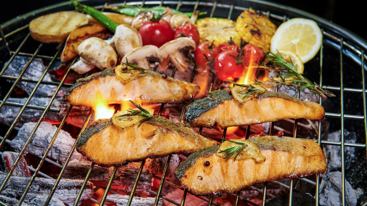 肉類海鮮要全烤熟，避免腸炎弧菌與諾羅病毒等汙染