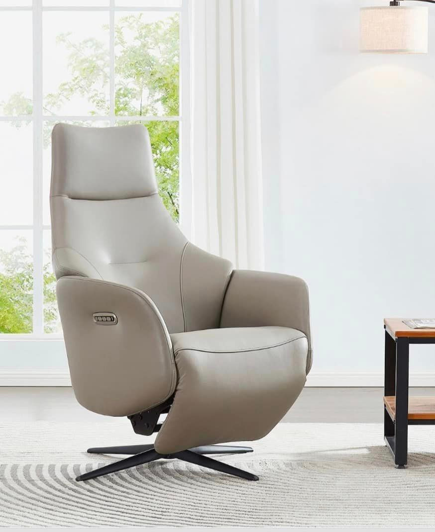 DENSAMS萨慕诗多角度電動旋轉躺椅，灰色皮面，置於北歐風格客廳，搭配弧形落地燈