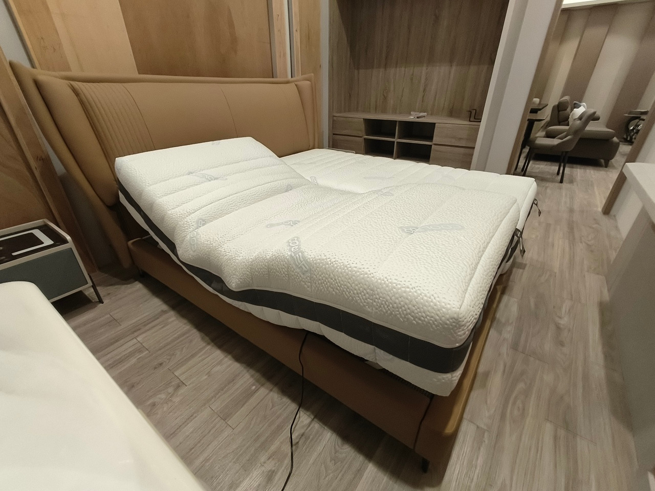 全氣囊電動按摩床墊實體展示於門市，雙人分體電動調整床，配備氣囊按摩功能